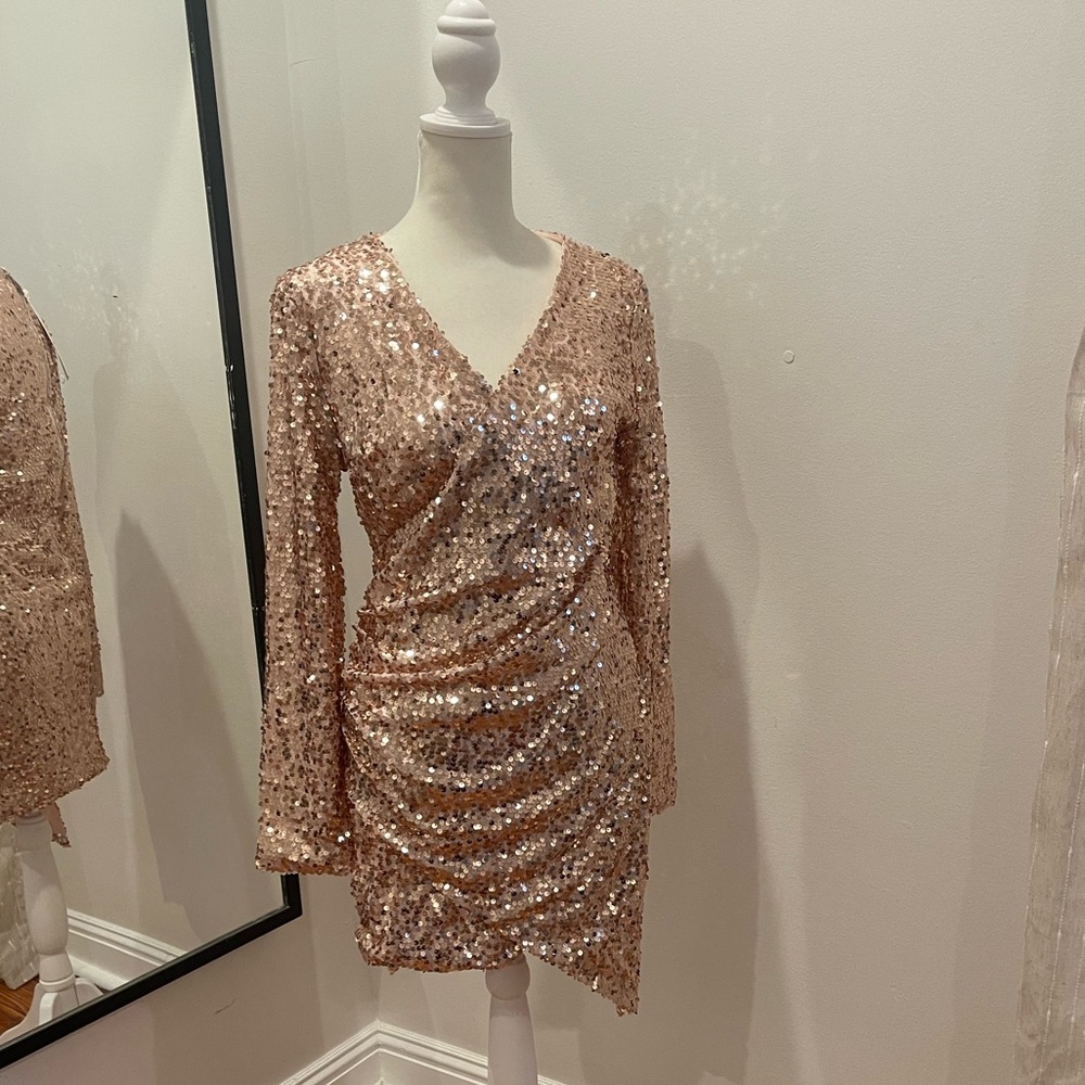 Super cute sequin dress!